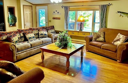 Harpers Ferry Cabin | Log Cabin with Hot Tub 4 Bedroom / 3 bath & New Fishing Pond