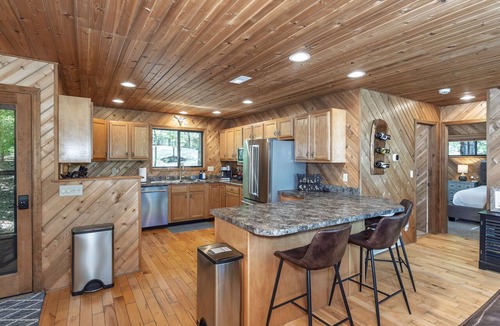 Innsbrook Ski Chalet | Longhorn Lakeside Chalet (Beach, Hot Tub, Kayaks)