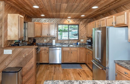 Innsbrook Ski Chalet | Longhorn Lakeside Chalet (Beach, Hot Tub, Kayaks)