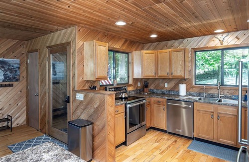 Innsbrook Ski Chalet | Longhorn Lakeside Chalet (Beach, Hot Tub, Kayaks)