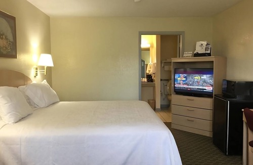 Cabot Resort | Look No More! Free Breakfast & Parking, Outdoor Pool, Minutes to Allman Park