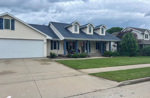 Little Chute House | Looking for guests for THE DRAFT. Great location 20 minutes from Green bay!