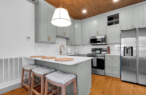 Lynchburg House | Lounges at Lynchburg Green House - within walking distance to Jack Daniels!