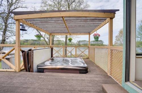 New Richmond House | 'Love Lake Retreat’ w/Hot Tub in New Richmond!