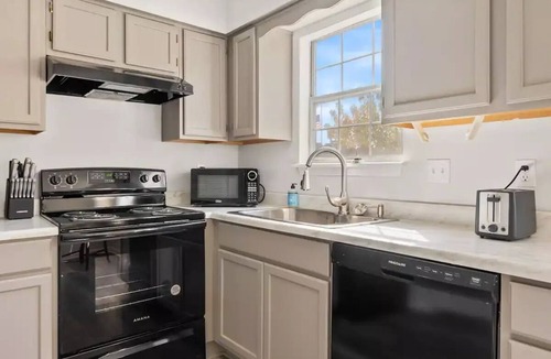 Bowling Green Condo | Lovely 2- Bedroom Condo located in the heart of BG