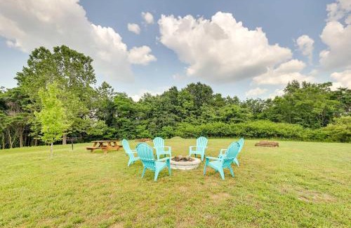 Eureka Springs Apartment | Lovely Ozarks Cabin Rental about 5 Mi to Beaver Lake!
