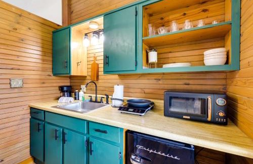 Eureka Springs Apartment | Lovely Ozarks Cabin Rental about 5 Mi to Beaver Lake!