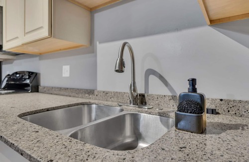 Old City Apartment | Lux Mins to UT, World's Fair Park, Medical Center, Downtown, Sunsphere, Nyland