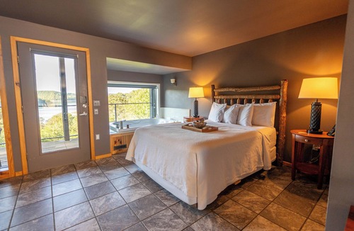 Sylvan Shores Cabin | Luxurious Lakeview Cabin with Jetted Tub