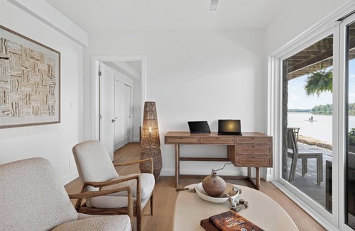 South Glengarry Cottage | Luxurious Riverfront Retreat, Dock, Beach, Hot tub