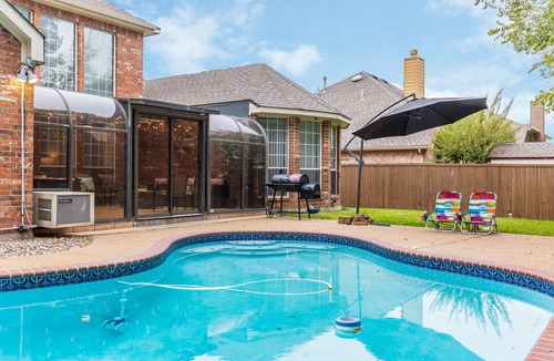 Richardson House | LUXURIOUS SUNROOM & POOL in a Modern & Stylish House