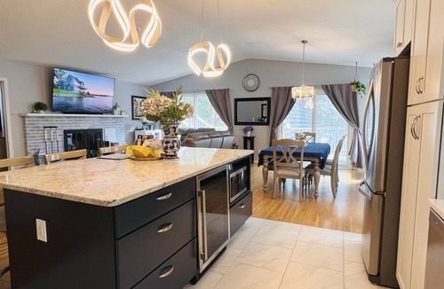 Menomonie House | Luxury 5 BR Lakefront Retreat - New Salt Cell Hot Tub!
