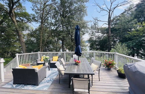 Menomonie House | Luxury 5 BR Lakefront Retreat - New Salt Cell Hot Tub!