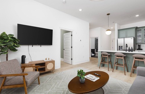 Cleveland Park House | Luxury Design -Close to Downtown Broadway & Coffee
