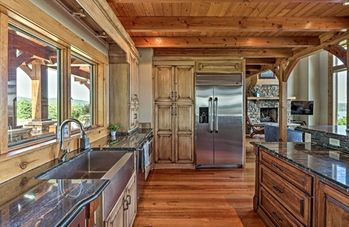 Edgemont House | Luxury Family Retreat - Greers Ferry Lake Views!