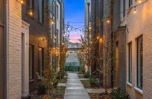 Buena Vista House | Luxury Gated Duo Sleeps 24 Karaoke & Rooftop
