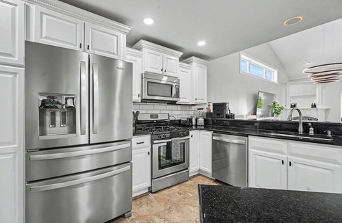 Champaign House | Luxury Lake & Golf Escape: 4BR & 4BTH Home + Gym,Near UIUC/U of I - Sleeps 11+