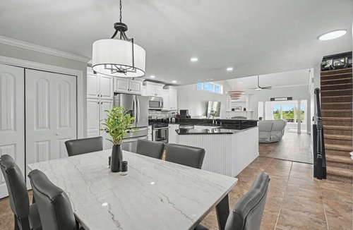 Champaign House | Luxury Lake & Golf Escape: 4BR & 4BTH Home + Gym,Near UIUC/U of I - Sleeps 11+
