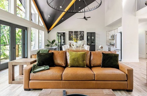 Liberty Cabin | Luxury Lodge - 23 Min to Stadium - Sleeps 10