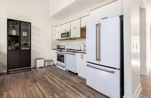 Liberty Cabin | Luxury Lodge - 23 Min to Stadium - Sleeps 10