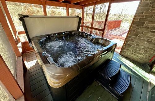 Carbondale House | Luxury Log Cabin w Hot Tub Near Carbondale