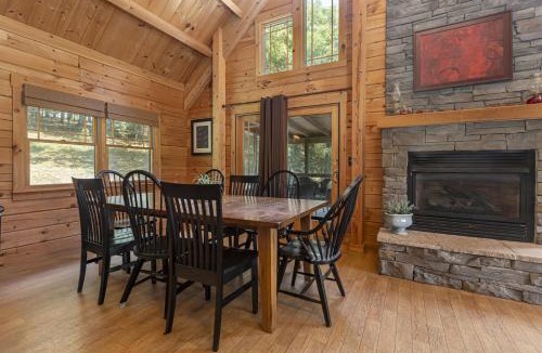 Carbondale House | Luxury Log Cabin w Hot Tub Near Carbondale