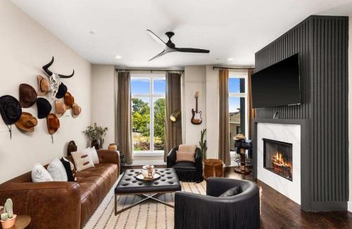 Buena Vista House | Luxury Nashville - Fire Table Balcony & City Views