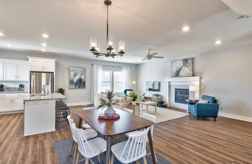 Raytown House | Luxury New Build Family Home W/Office & Fast WIFI