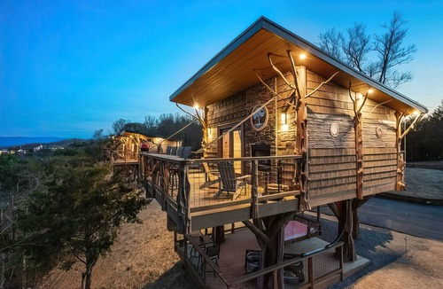 Sevierville Cabin | Luxury Treehouse Near Dollywood