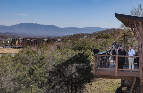 Sevierville Cabin | Luxury Treehouse Near Dollywood