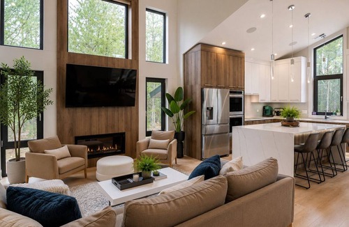 Necedah House | Luxury Woodland Retreat Near Castle Rock Lake, jacuzzi, private pool