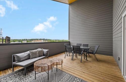 Berry Hill House | Magnificent 4 Bedroom Home -w Balcony & Fireplace
