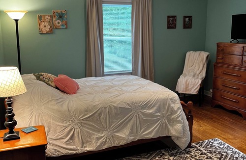 Columbia Bed & Breakfast | Magnolia Mid-Century on Bigby Creek. Cozy retro style close to everything.