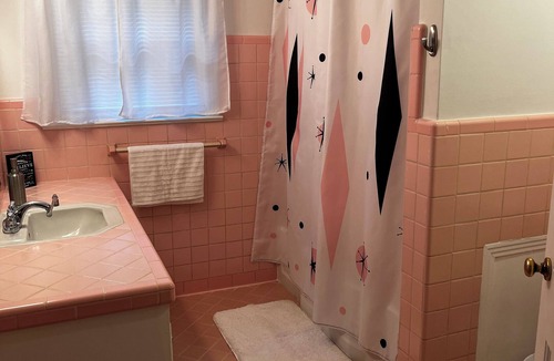 Columbia Bed & Breakfast | Magnolia Mid-Century on Bigby Creek. Cozy retro style close to everything.