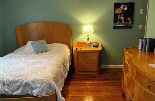 Columbia Bed & Breakfast | Magnolia Mid-Century on Bigby Creek. Cozy retro style close to everything.
