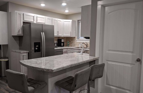 Jonesboro House | Main Street Lodge 2 mins to Downtown Jonesboro and St. Bernards
