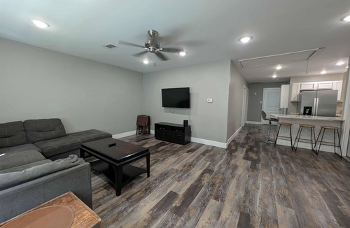 Jonesboro House | Main Street Lodge 2 mins to Downtown Jonesboro and St. Bernards