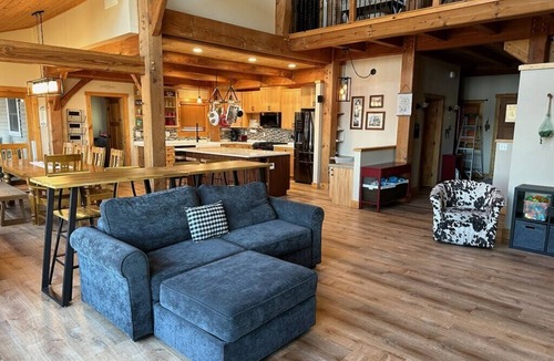 Inver Grove Heights House | Majestic views of the river, bald eagles & more. Hot tub! Fragrance free home.