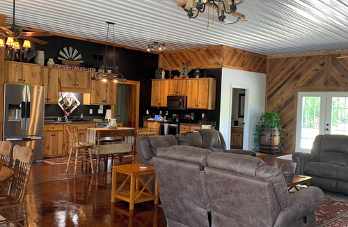 Saint Francis House | Maker’s Mark Walkable Stay, Wagon Wheel Barndominium