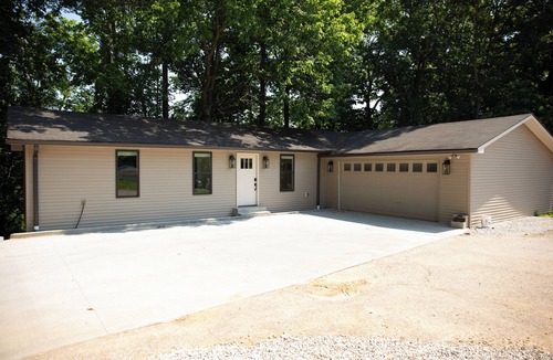 Bowling Green House | Mammoth Cave, WKU, Barren River Lake, Travel Sports, Corvette