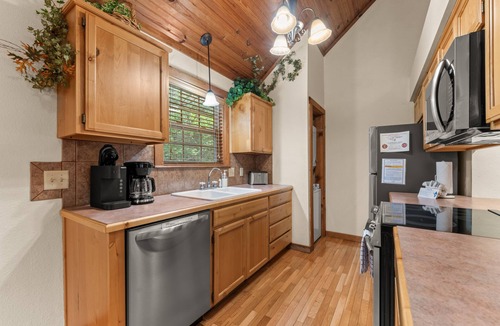 Branson West Cabin | Mayberry Lodge 2 Bedroom Cabin by RedAwning