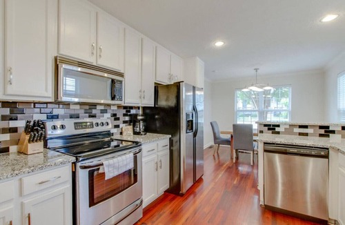 Hope Gardens House | Metropolitan City Home - Huge Private Backyard