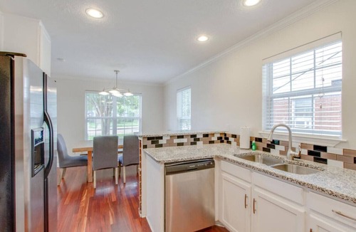 Hope Gardens House | Metropolitan City Home - Huge Private Backyard