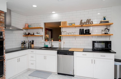 Midtown House | Mid term discounts Stylish 3bd Midtown home