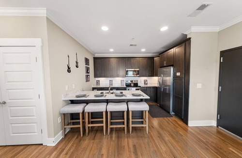 The Nations Apartment | Midnight Strings - Cozy 2BR Retreat Near Broadway