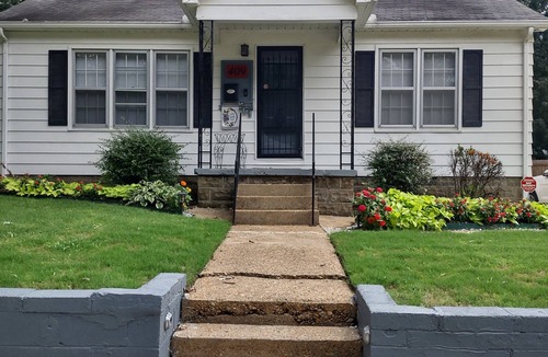 Jonesboro House | Midtown Vintage Belle House conveniently located in the center of Jonesboro.
