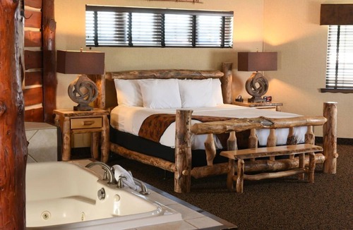Onalaska Hotel | Mini Premier Suite w/Hot Tub, Bar & Breakfast | 6mi to Children's Museum
