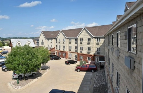 Onalaska Hotel | Mini Premier Suite w/Hot Tub, Bar & Breakfast | 6mi to Children's Museum