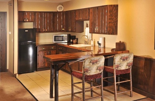 Onalaska Hotel | Mini Suite w/Heated Pool & Free Parking | 0.1mi to Conservancy Area