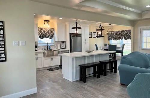 South Baton Rouge House | Minutes from LSU! 3 bed 2 bath centrally located residential home.